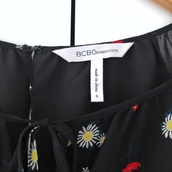 BCBGeneration Falling Daisy Romper Ruffled - Picture 7 of 9